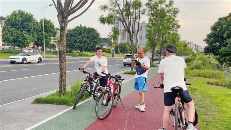 市民在滨江路骑车健身。记者 官粳人 摄
