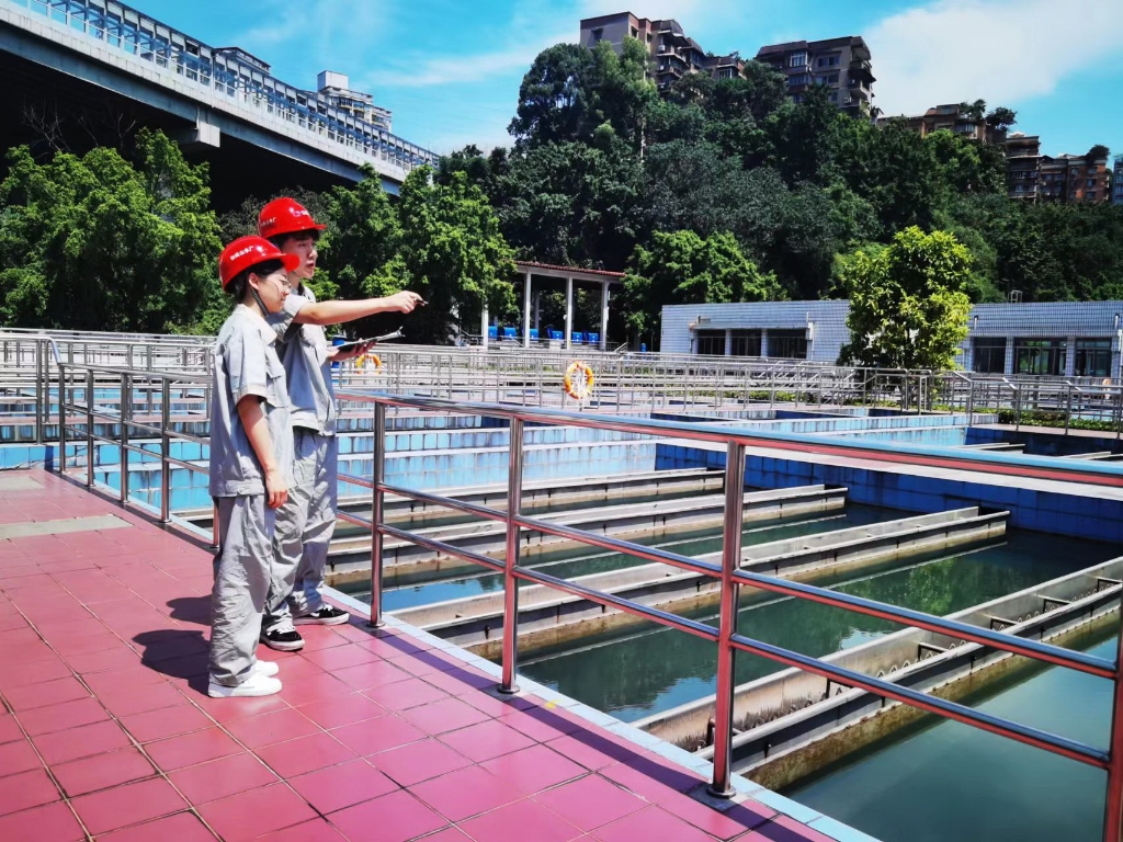 市自来水公司和尚山水厂，工作人员正在巡检。重庆水务集团供图