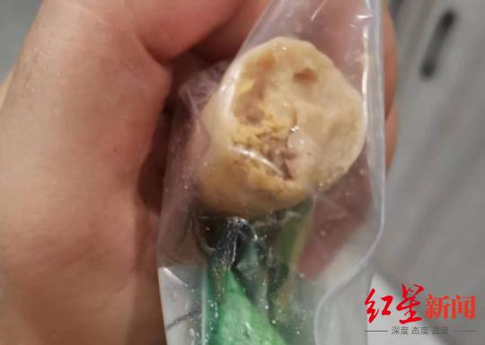 女子反映在超市所购火腿肠里发现蛆虫 企业方已当面致歉，补偿1000元2