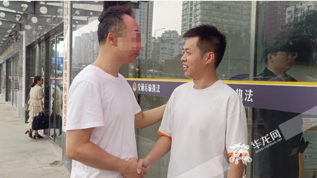 乘客聂先生（左）向“的哥”邓冰表示感谢。华龙网-新重庆客户端记者 刘艳 摄