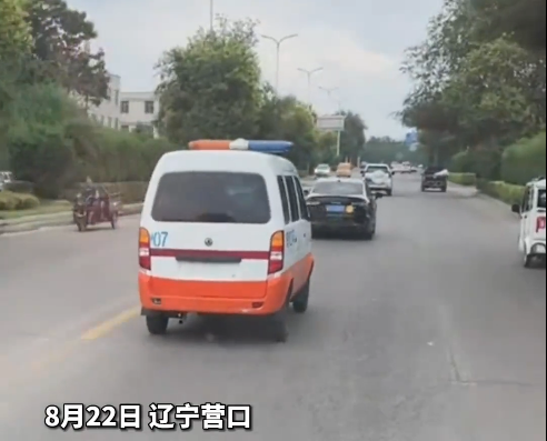辽宁营口环卫车辆挂警灯无车牌行驶？交警回应：正在处理，后续结果会以适当方式公布