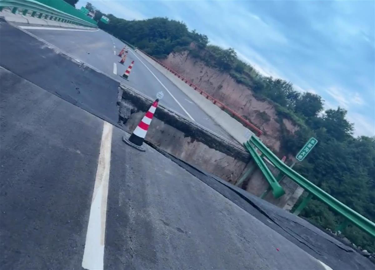 陕西咸旬高速台背路基塌陷致堵车,官方:无人员伤亡及车损报告,事发路段双向管制需绕行2