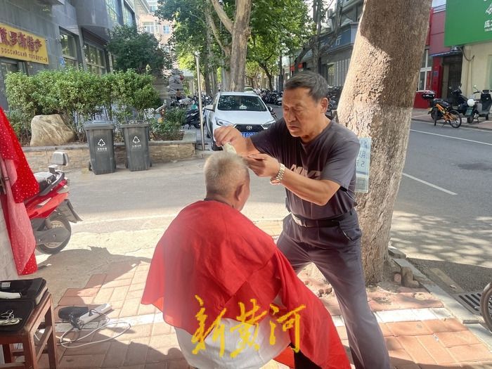济南68岁退伍老兵街头理发5年坚持5元不涨价，还免费收徒教手艺2
