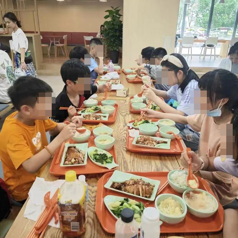 研学团涌入高校背后：免预约？食堂就餐？还能校内会议室办活动？5