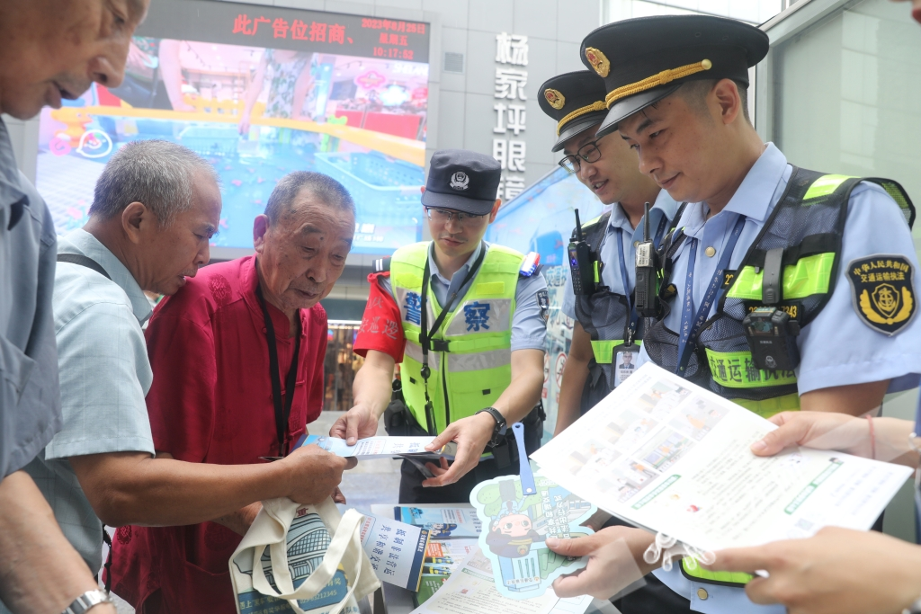 8月25日，杨家坪轨道站，执法人员向群众宣传规范使用敬老卡。华龙网-新重庆客户端记者 张质 摄
