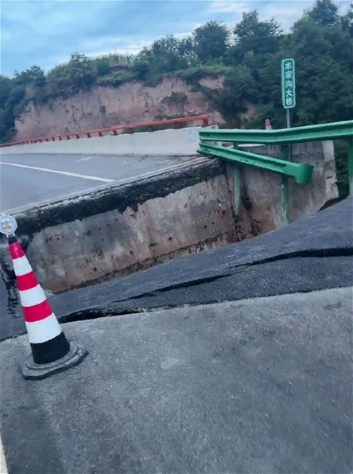 陕西咸旬高速台背路基塌陷致堵车,官方:无人员伤亡及车损报告,事发路段双向管制需绕行1