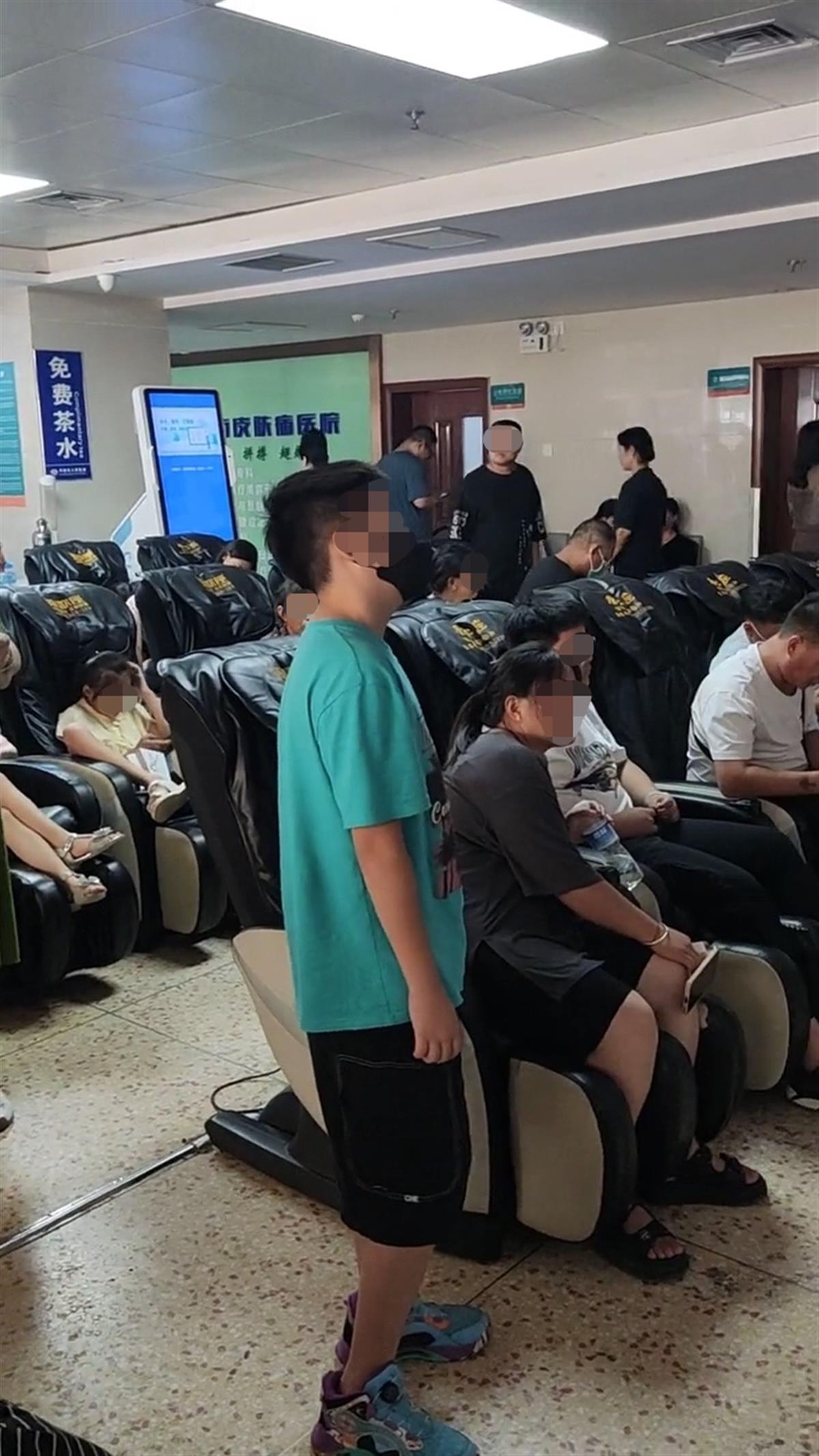 市民称皮肤病医院大厅摆放大量按摩椅，院方：也有普通座椅，足够来院人员使用