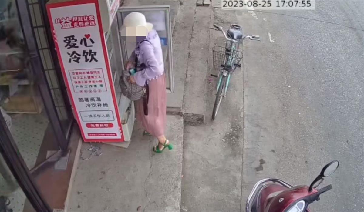 女子拿爱心冷柜整盒藿香正气水遭制止，商家：她重新买了3盒过来道歉