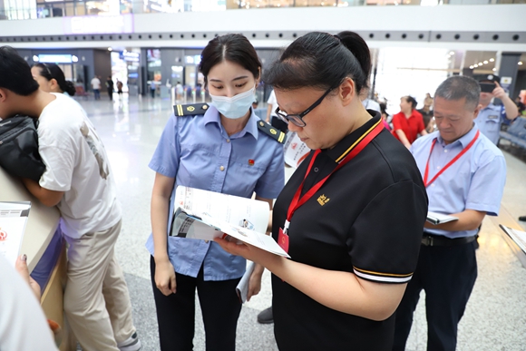 新桥代表小组调研重庆西站TOD站城一体化建设项目。新桥街道办事处供图 华龙网发