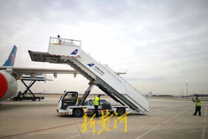 南航飞机客梯车突然撤离致乘务长摔伤?民航局回应:已收到消息,有正常渠道会处理3