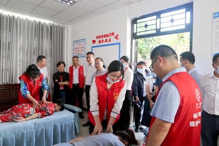 志愿者为村民开展健康培训、康复理疗服务。綦江区民政局供图