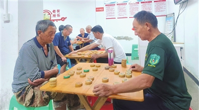 金带街道金桂社区养老服务站，老人们在一起下棋。记者 孙莎莎  摄
