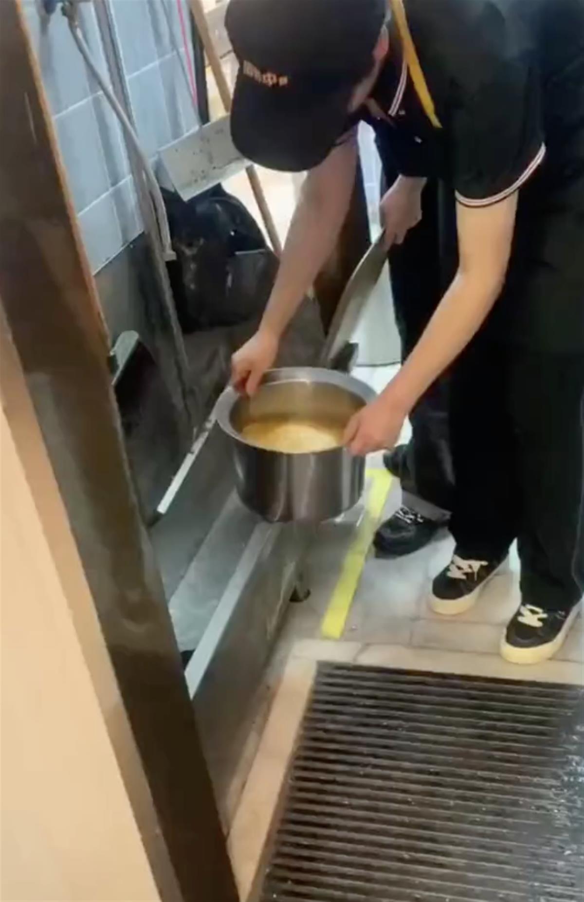 田野中餐厅回应“员工在拖把槽接自来水兑橙汁”:涉事门店停业整顿,店长免职1