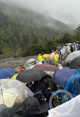 多位游客四姑娘山突遇泥石流：离车流仅数米，景区已进行处置3