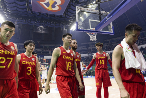 8月26日,中国队球员在比赛结束后退场。新华社记者 吴壮 摄