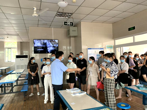 学校食品安全总监为观摩人员介绍学校食堂管理制度 高新区香炉山街道供图 华龙网发