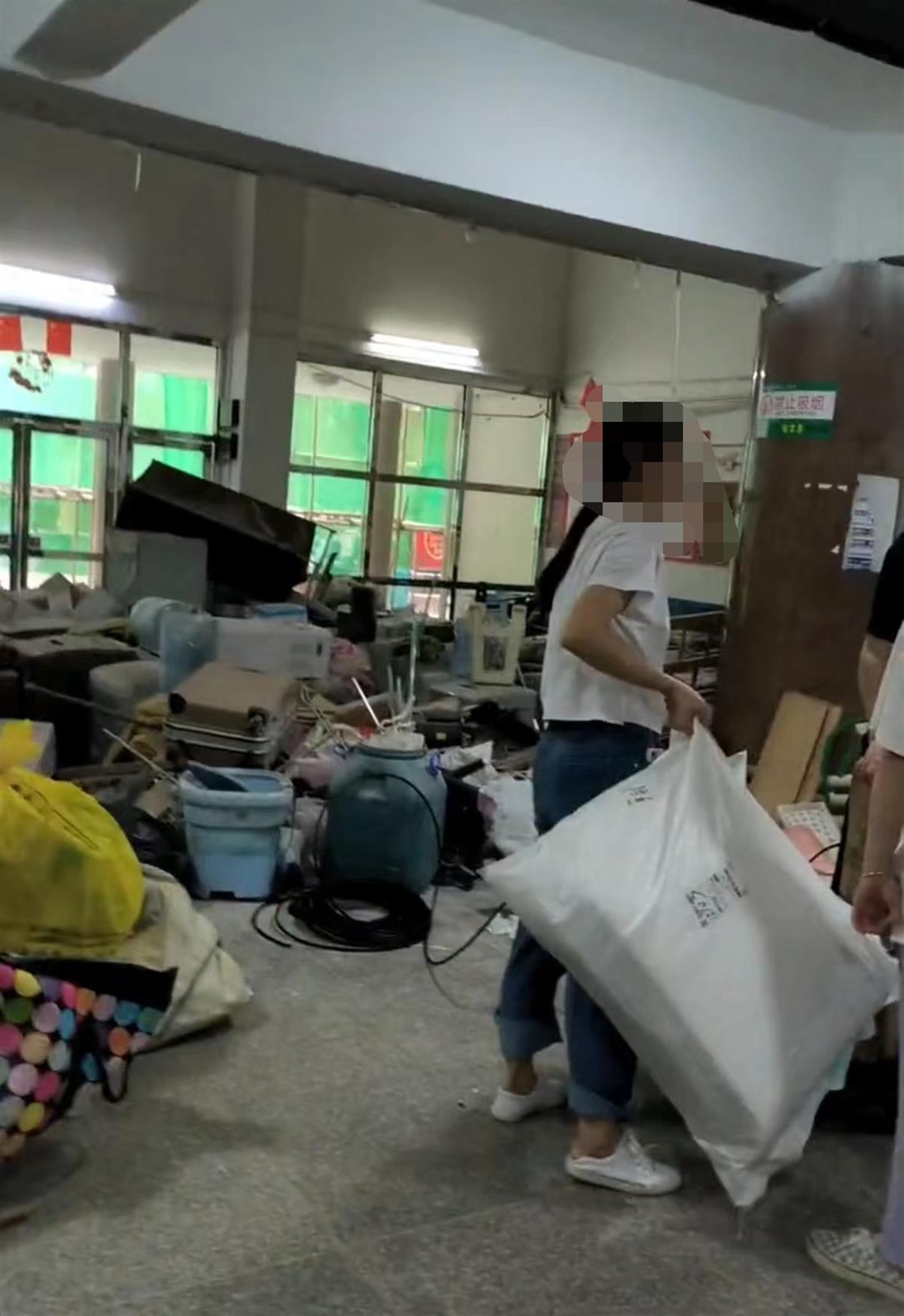长沙一高校学生住进正在装修的宿舍，校方：工程延误，正在赶工2