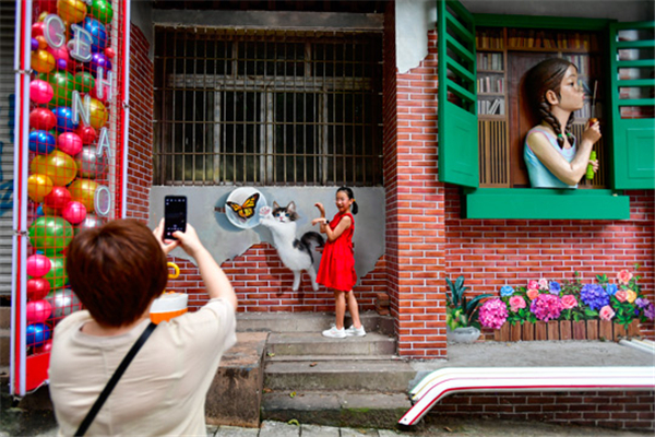 长江索道南站，前来游玩、体验的游客络绎不绝。记者 崔景印 摄