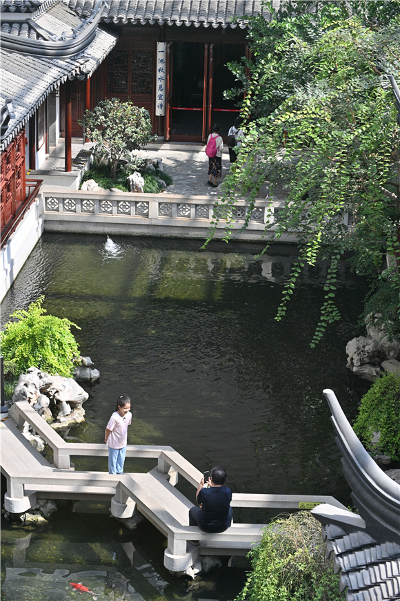 参观者在中国园林博物馆参观室内景观区“畅园”。新华社记者 尹栋逊 摄
