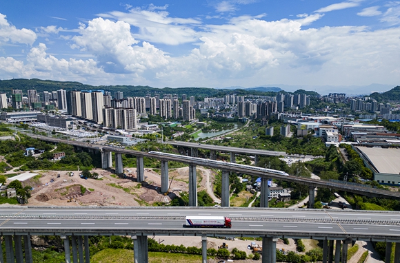 G42沪蓉高速、郑渝高铁穿城而过。冉孟军 摄 万州区委宣传部供图