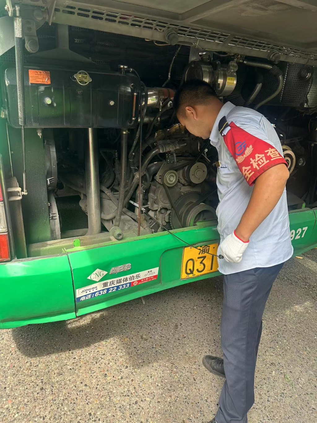驾驶员对车辆进行检查。重庆南部公交供图