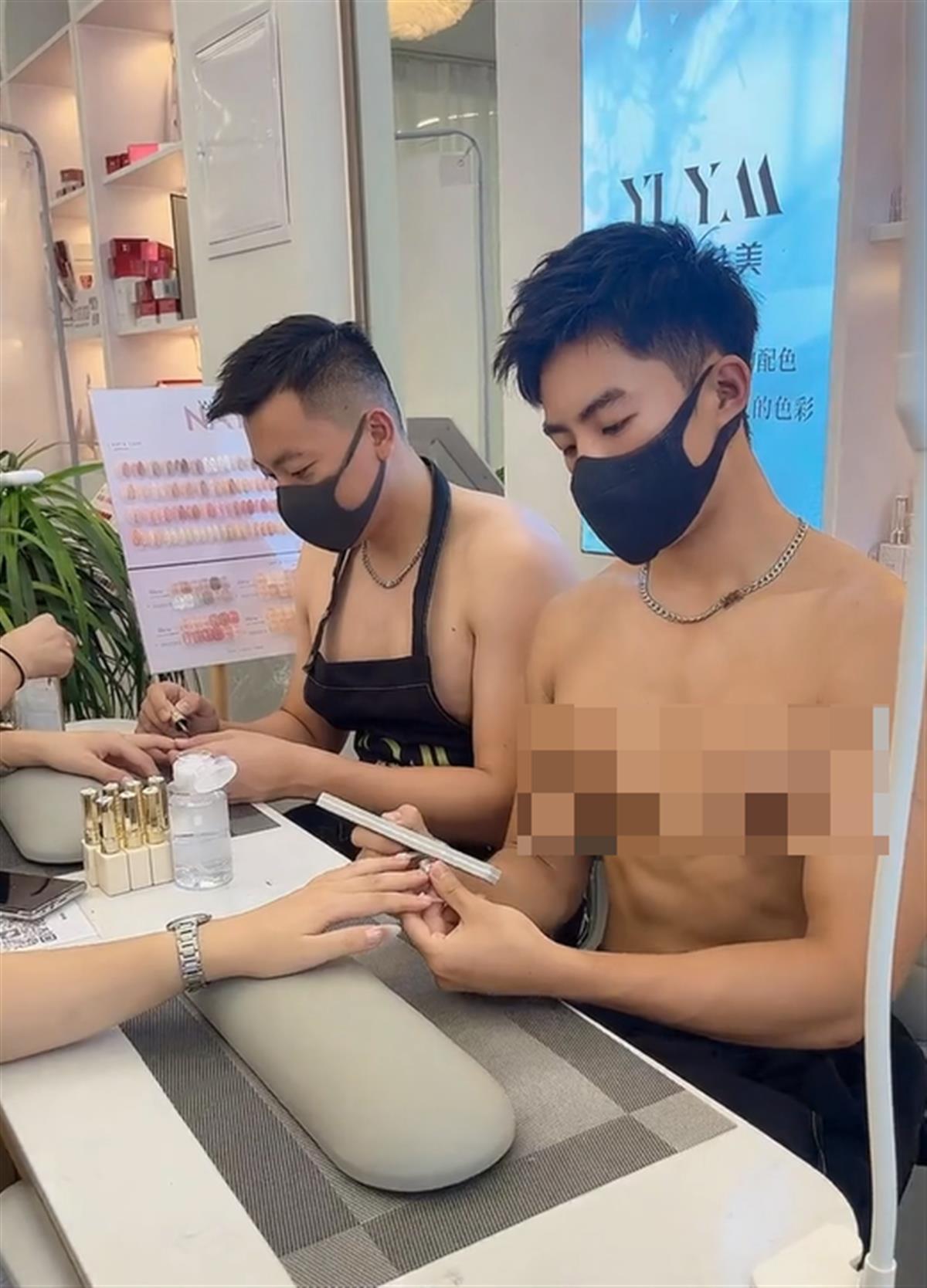 昆明一美甲店男员工光膀子为顾客服务？商家称是摆拍，市监局介入调查