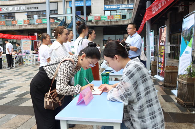 招聘会现场人气旺。巴南日报记者  袁启芳  摄