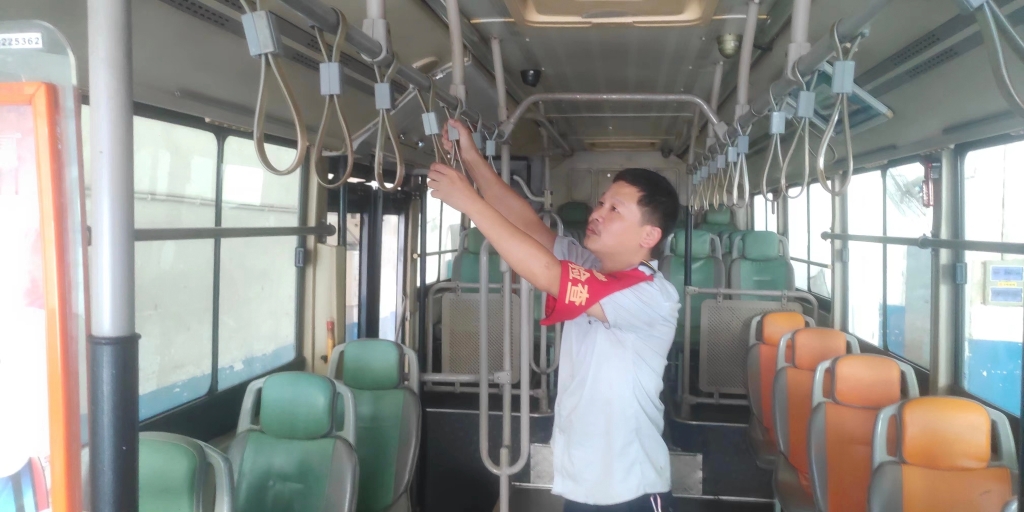 驾驶员检查车内拉环是否牢固。重庆南部公交供图