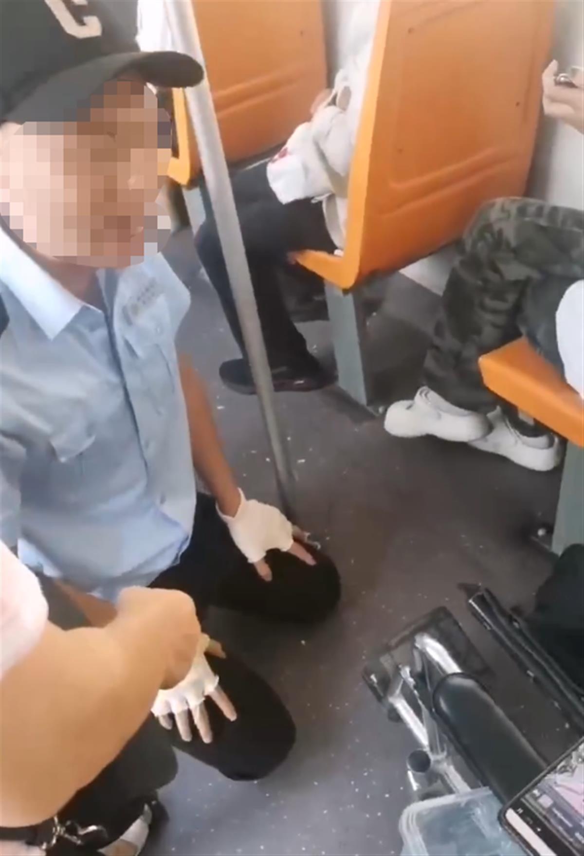 公交司机被扣半月工资下跪哭求乘客撤销投诉？成都公交客服：驾驶员未按标准服务，扣罚200元