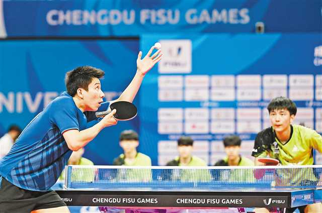 Xu Yingbin (left) competes in the Table Tennis Men's Team Finals of the Chengdu 2021 FISU Games in Chengdu Gaoxin Sports Center. (Photographed by Long Fan / Visual Chongqing)