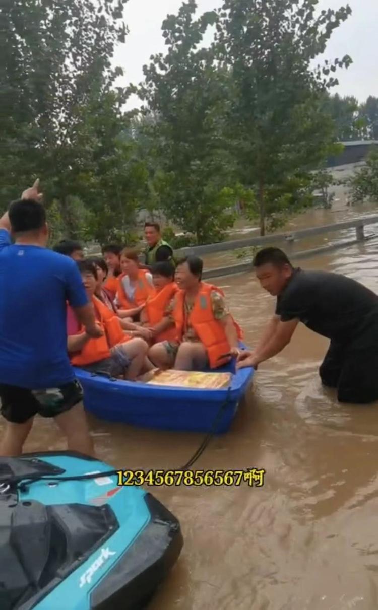 对话涿州救援亲历者：救了上百人，水深两米有下降势头2