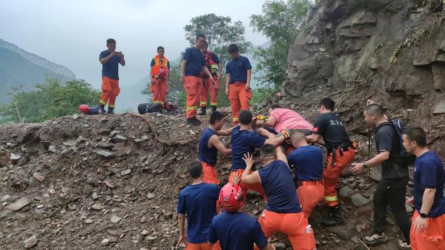 探访暴雨后的门头沟山区：村民在废弃铁轨上步行十余公里探亲，接雨水煮饭，直升机转运伤员2