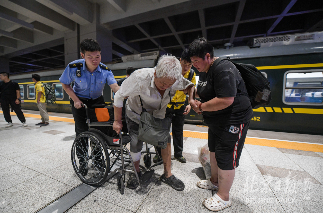 今天凌晨2时10分,因暴雨受困的K396、K1178、Z180最后一批滞留旅客“回家”5