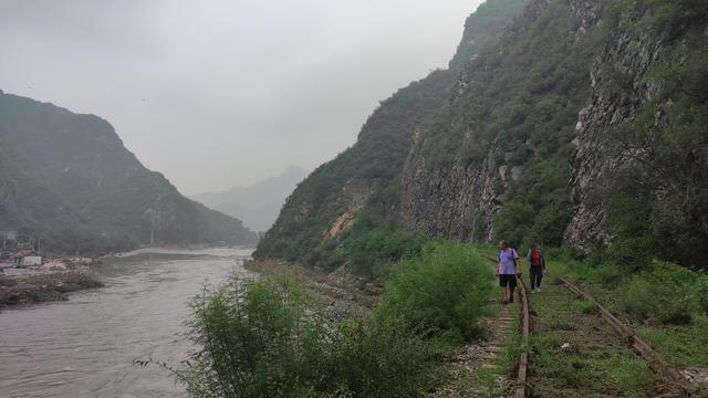 探访暴雨后的门头沟山区：村民在废弃铁轨上步行十余公里探亲，接雨水煮饭，直升机转运伤员4