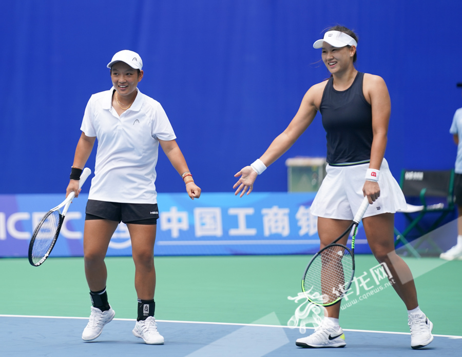 Guo Hanyu (right) and Jiang Xinyu win the game with ease.