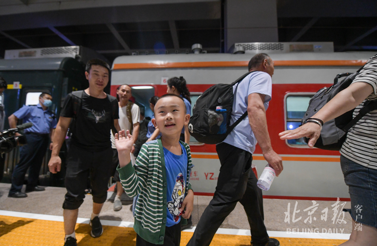 今天凌晨2时10分,因暴雨受困的K396、K1178、Z180最后一批滞留旅客“回家”2