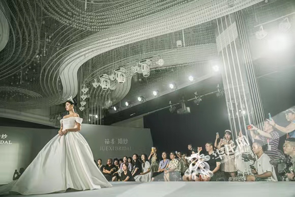 重庆2023年婚纱时尚新品南区发布会现场。华龙网-新重庆客户端 首席记者 李裕锟 摄