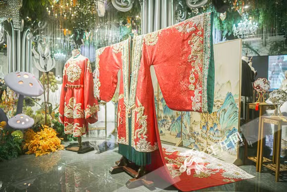 现场展出珍贵汉服款婚服。华龙网-新重庆客户端 首席记者 李裕锟 摄