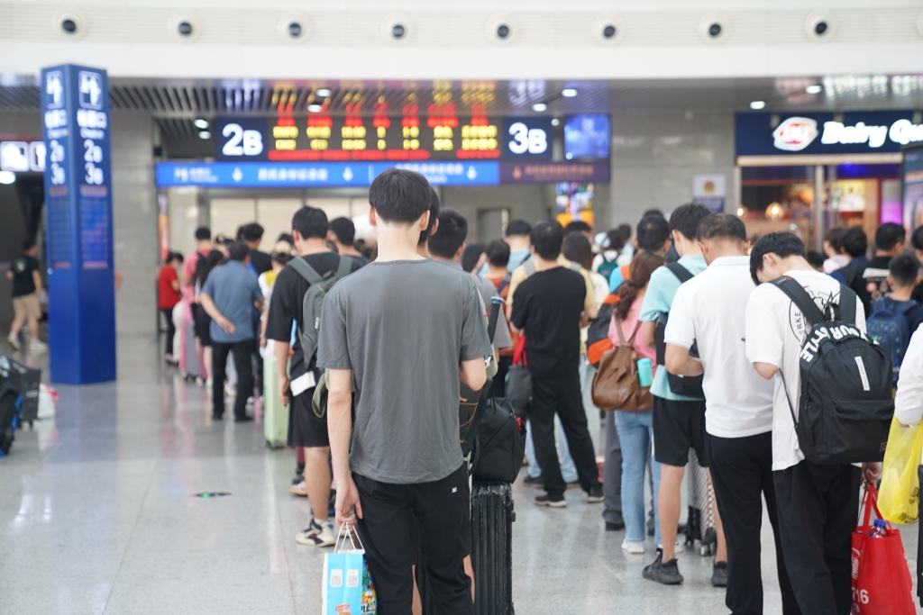 In the waiting hall of Chongqingbei railway station, passengers lining up orderly to check in. (Photographed by Wang Liang)