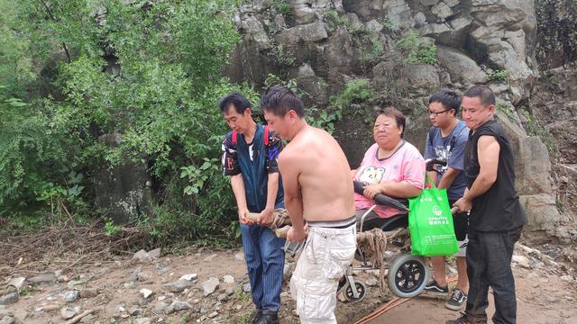 探访暴雨后的门头沟山区：村民在废弃铁轨上步行十余公里探亲，接雨水煮饭，直升机转运伤员5