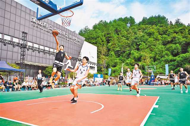 Qijiang Shanyang Team plays against Pengshui Hongshu Team at Heishan Mass Culture and Sports Activity Center in Wansheng Economic Development Zone on August 1. (Photographed by Liu Yini and Xin Fei)