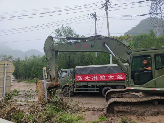 探访暴雨后的门头沟山区：村民在废弃铁轨上步行十余公里探亲，接雨水煮饭，直升机转运伤员8