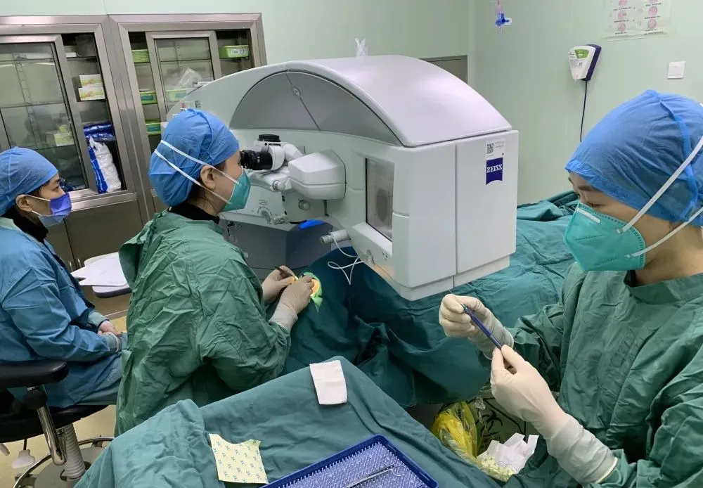 近视矫正手术术中。西南医院供图