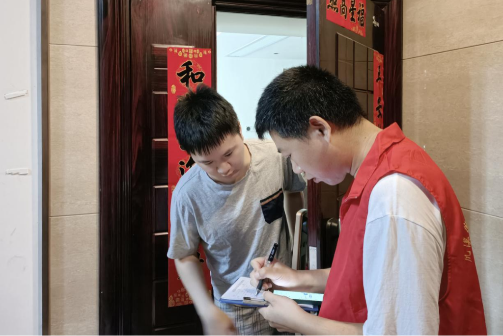 网格员日常排查。重庆高新区综合管理局供图 华龙网发