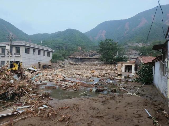 探访暴雨后的门头沟山区：村民在废弃铁轨上步行十余公里探亲，接雨水煮饭，直升机转运伤员7