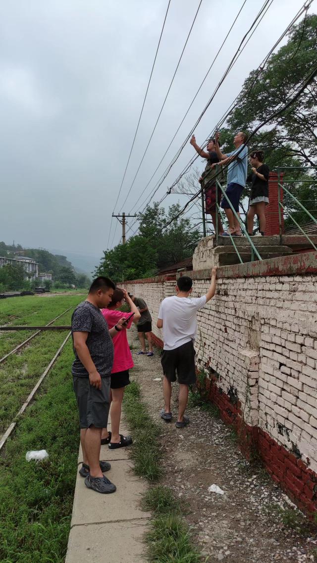 探访暴雨后的门头沟山区：村民在废弃铁轨上步行十余公里探亲，接雨水煮饭，直升机转运伤员6