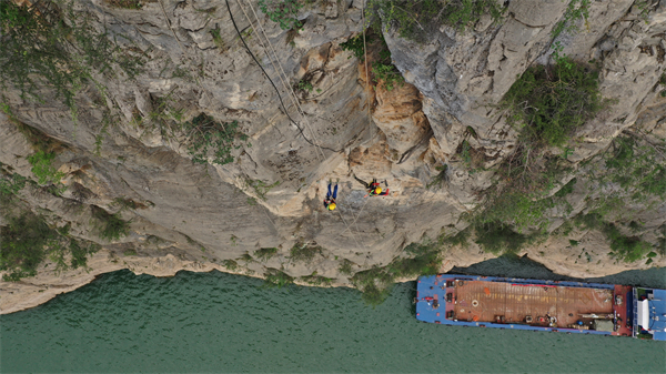 瞿塘峡，驻守地质工程师带着“蜘蛛人”在悬崖峭壁上安装危岩监测设备。受访者供图