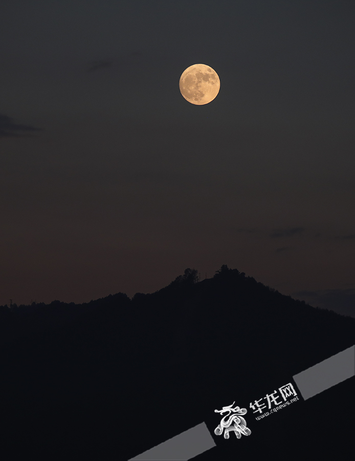 19点48分，山城夜空中的“超级月亮”。华龙网-新重庆客户端 首席记者 李文科 摄