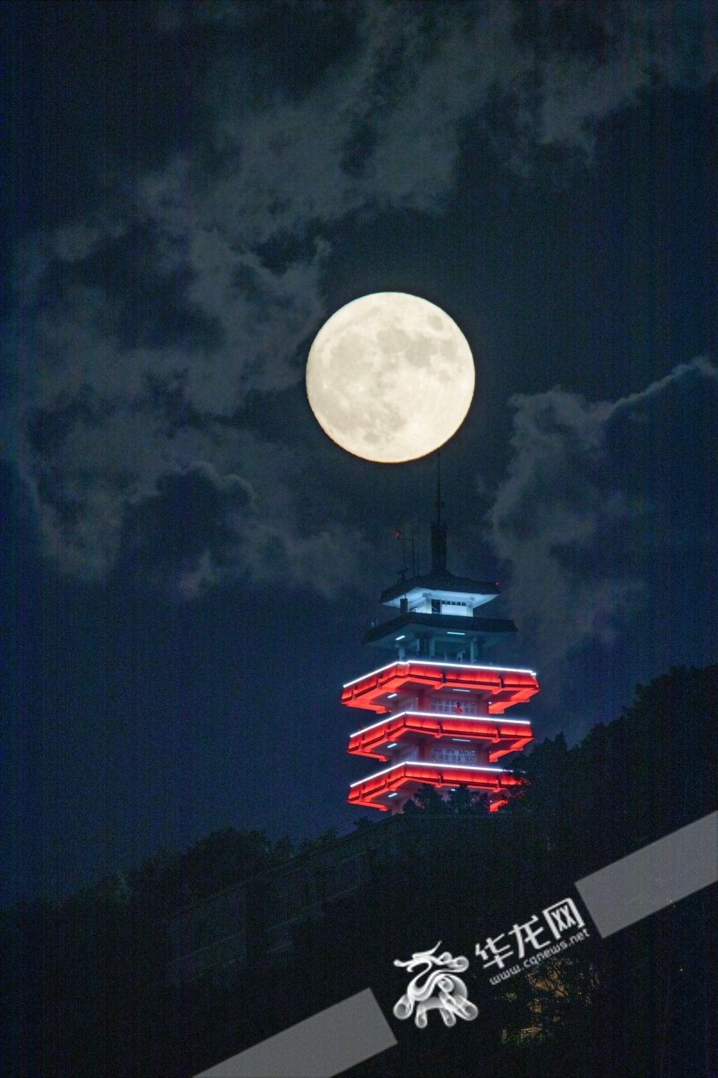 “超级月亮”与鹅岭公园瞰胜楼同框。华龙网-新重庆客户端 首席记者 李裕锟 摄
