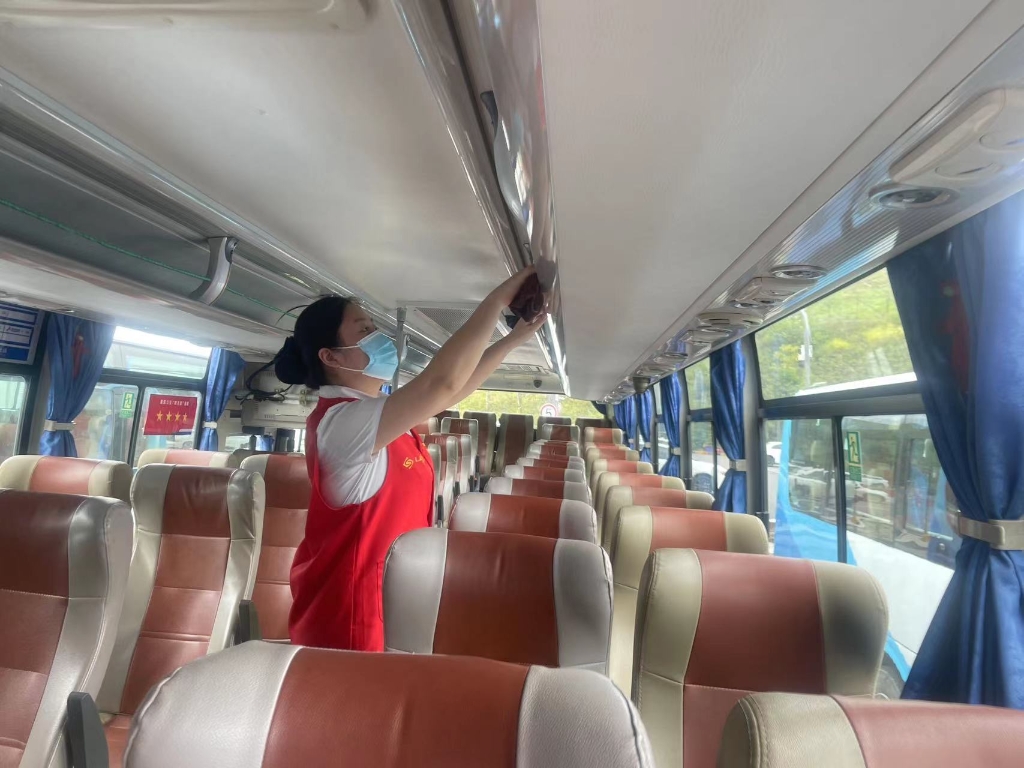 公交工作人员对车厢进行清洁。重庆两江公交供图